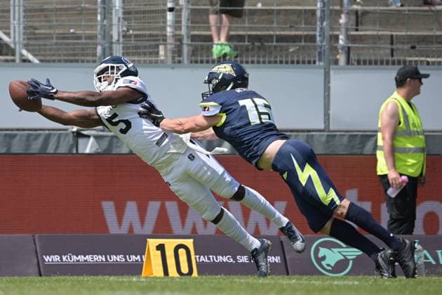 Sport Themen der Woche KW24 Jean Constant (Milano Seamen 5) faengt den Ball vor Konstantin Katz (Stuttgart Surge 15) Stuttgart Surge vs. Milano Seamen ELF, European Leaguen of Football, Week 3, Saison 2023, 18.06.2023 Stuttgart Surge vs. Milano Seamen European Leaguen of Football, Week 3 , 18.06.2023 Stuttgart *** Jean Constant Milano Seamen 5 catches the ball in front of Konstantin Katz Stuttgart Surge 15 Stuttgart Surge vs Milano Seamen ELF, European Leaguen of Football, Week 3, Season 2023, 18 06 2023 Stuttgart Surge vs Milano Seamen European Leaguen of Football, Week 3 , 18 06 2023 Stuttgart Copyright: xEibner-Pressefotox EP_TBR