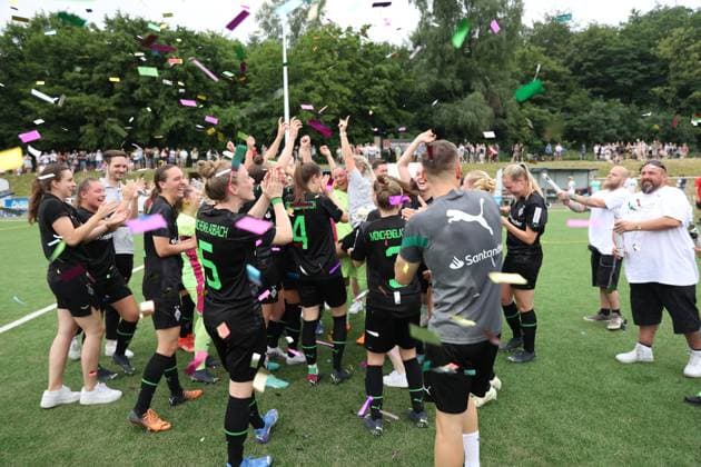 18.06.2023, Fussball, Frauen, Relegation 2. Frauen-Bundesliga, Saison 2022 23, SV Elversberg - Borussia Mönchengladbach, Die Mannschaft von Borussia Mönchengladbach bejubelt den Aufstieg Quierschied Rothfuss Best Gabion Arena Saarland Deutschland (DE)