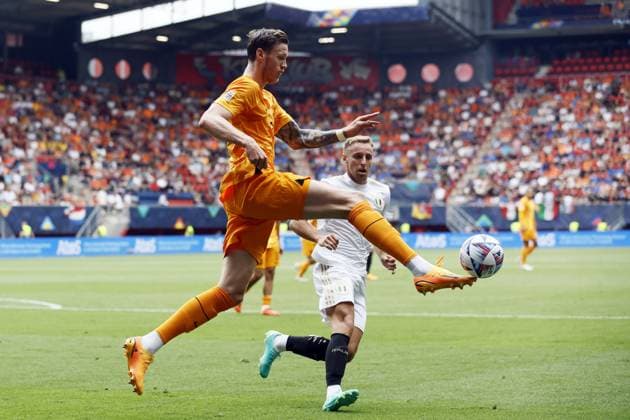 ENSCHEDE - (lr) Wout Weghorst of Holland, Davide Frattesi of Italy during the UEFA Nations League match for third place between the Netherlands and Italy at stadium De Grolsveste on June 18, 2023 in Enschede, Netherlands. ANP KOEN VAN WEEL UEFA Nations League 2022 23 Third-place match 2023 2024 xVIxANPxSportx xxANPxIVx 471909181 originalFilename: 471909181.jpg