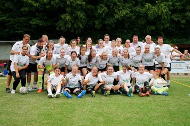Göttelborn, Deutschland 11. Juni 2023: Relegation Aufstieg 2. Frauen BL - 2022 2023 - SV Elversberg vs. Bor. Mönchengladbach Im Bild: Borussia Mönchengladbach Mannschaftsfoto im Aufstiegs T-Shirts Nordrhein Westfalen