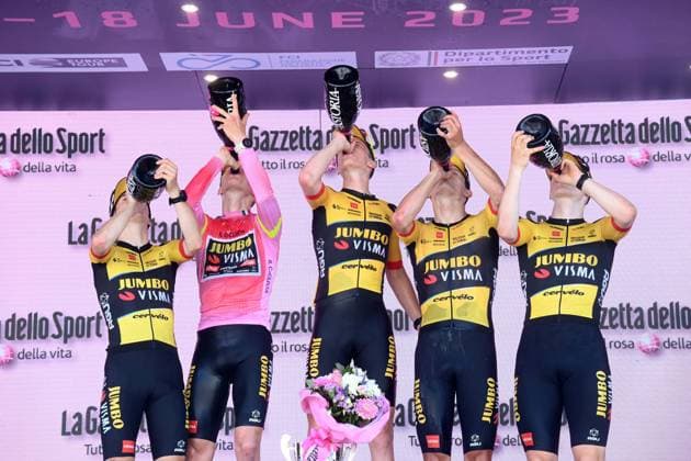 Bilder des Jahres 2023, Sport 06 Juni Sport Themen der Woche KW24 Sport Bilder des Tages Foto Gian Mattia D Alberto LaPresse 18 Giugno 2023 Italia - Ciclismo - Giro Next Gen 2023 - Tappa 8 da Tavagnacco (Cavalicco) a Trieste. Nella foto: STAUNE-MITTET Johannes ( JUMBO-VISMA DEVELOPMENT TEAM ) maglia rosa con il team JUMBO-VISMA DEVELOPMENT TEAM June 18, 2023 Italy - Sport, Cycling - Giro Next Gen 2023 - Stage 8 from Tavagnacco to Trieste. In the pic: STAUNE-MITTET Johannes ( JUMBO-VISMA DEVELOPMENT TEAM ) pink Jersey  Copyright: xGianxMattiaxD Albertox LaPressex