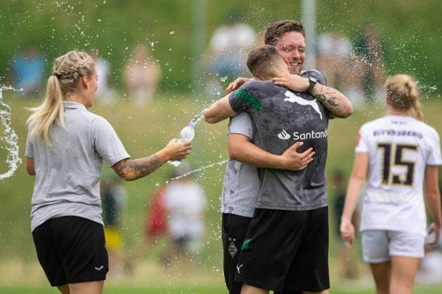 Jonas Spengler (Trainer Borussia Moenchengladbach) bejubelt mit seinem Staff den Aufstieg, SV Elversberg vs Borussia Moenchengladbach, Fussball, Damen, Aufstiegsrelegation, Saison 2022 2023, 18.06.2023 SV Elversberg vs Borussia Moenchengladbach, Fussball, Damen, Aufstiegsrelegation, Saison 2022 2023, 18.06.2023