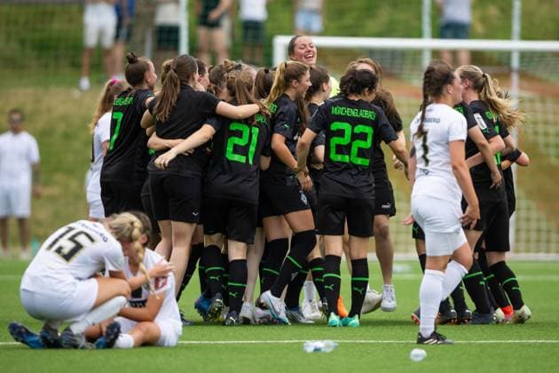 Gladbach bejubelt den Aufstieg, vorne enttäuschte Elversbergerinnen, SV Elversberg vs Borussia Moenchengladbach, Fussball, Damen, Aufstiegsrelegation, Saison 2022 2023, 18.06.2023 SV Elversberg vs Borussia Moenchengladbach, Fussball, Damen, Aufstiegsrelegation, Saison 2022 2023, 18.06.2023