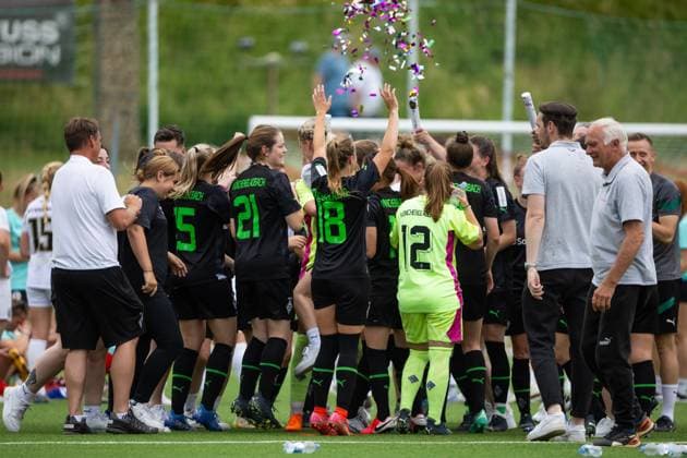 Gladbach bejubelt den Aufstieg, SV Elversberg vs Borussia Moenchengladbach, Fussball, Damen, Aufstiegsrelegation, Saison 2022 2023, 18.06.2023 SV Elversberg vs Borussia Moenchengladbach, Fussball, Damen, Aufstiegsrelegation, Saison 2022 2023, 18.06.2023