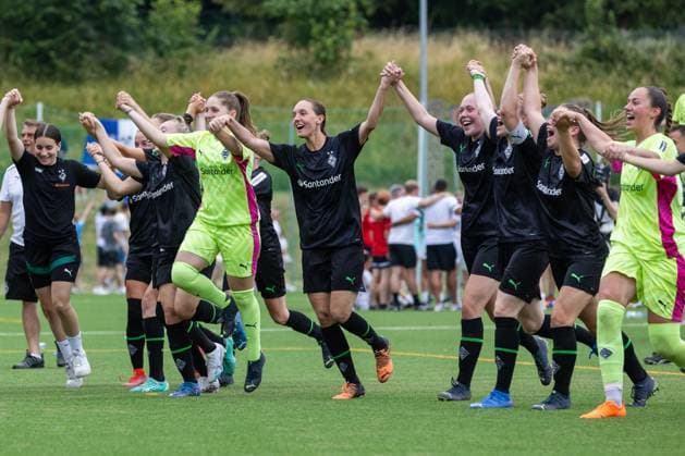 Gladbacher Spielerinnen feiern den Aufstieg, SV Elversberg vs Borussia Moenchengladbach, Fussball, Damen, Aufstiegsrelegation, Saison 2022 2023, 18.06.2023 SV Elversberg vs Borussia Moenchengladbach, Fussball, Damen, Aufstiegsrelegation, Saison 2022 2023, 18.06.2023
