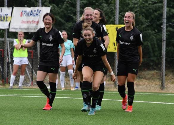 18.06.2023, xspax, Fussball 2.Bundesliga Relegation, SV Elversberg Damen - Borussia Mönchengladbach Damen emspor, v.l. Sarah Schmitz (BMG) celebrate the goal, Der Torjubel zum 0:2 (DFL DFB REGULATIONS PROHIBIT ANY USE OF PHOTOGRAPHS as IMAGE SEQUENCES and or QUASI-VIDEO) Göttelborn