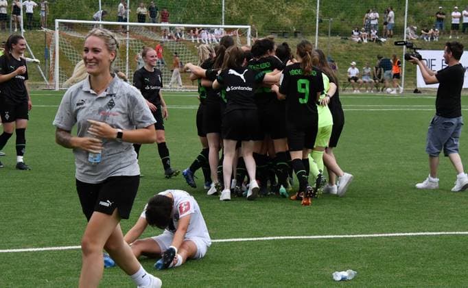 18.06.2023, xspax, Fussball 2.Bundesliga Relegation, SV Elversberg Damen - Borussia Mönchengladbach Damen emspor, v.l. Gladbach jubeln jubelt nach Spielende celebrate at the end of the match. (DFL DFB REGULATIONS PROHIBIT ANY USE OF PHOTOGRAPHS as IMAGE SEQUENCES and or QUASI-VIDEO) Göttelborn