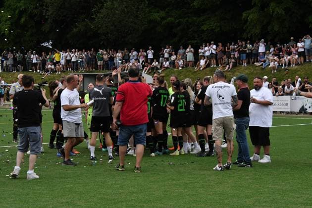 18.06.2023, xspax, Fussball 2.Bundesliga Relegation, SV Elversberg Damen - Borussia Mönchengladbach Damen emspor, v.l. Gladbach jubeln jubelt nach Spielende celebrate at the end of the match. (DFL DFB REGULATIONS PROHIBIT ANY USE OF PHOTOGRAPHS as IMAGE SEQUENCES and or QUASI-VIDEO) Göttelborn