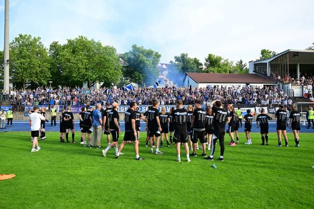 Fußball I Frauen I Saison 2022 2023 I 2. Frauen-Bundesliga Aufstiegsrelegation I FC Viktoria Berlin - Hamburger SV I 18.06.2023 Jubel, Begeisterung, Enthusiasmus, Euphorie, Freude, Glücksgefühl, Heiterkeit bei: Hamburger SV Frauen nach dem Sieg gegen FC Viktoria Berlin Frauen Berlin Stadion Lichterfelde - Viktoria Berlin Berlin Deutschland