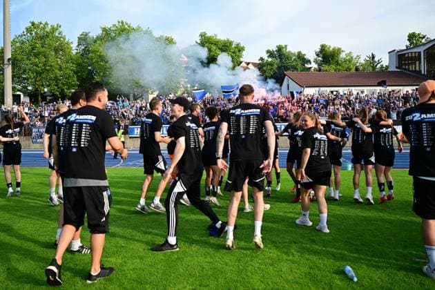 Fußball I Frauen I Saison 2022 2023 I 2. Frauen-Bundesliga Aufstiegsrelegation I FC Viktoria Berlin - Hamburger SV I 18.06.2023 Jubel, Begeisterung, Enthusiasmus, Euphorie, Freude, Glücksgefühl, Heiterkeit bei: Hamburger SV Frauen nach dem Sieg gegen FC Viktoria Berlin Frauen Berlin Stadion Lichterfelde - Viktoria Berlin Berlin Deutschland