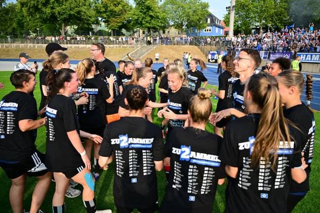 Fußball I Frauen I Saison 2022 2023 I 2. Frauen-Bundesliga Aufstiegsrelegation I FC Viktoria Berlin - Hamburger SV I 18.06.2023 Jubel, Begeisterung, Enthusiasmus, Euphorie, Freude, Glücksgefühl, Heiterkeit bei: Hamburger SV Frauen nach dem Sieg gegen FC Viktoria Berlin Frauen Berlin Stadion Lichterfelde - Viktoria Berlin Berlin Deutschland