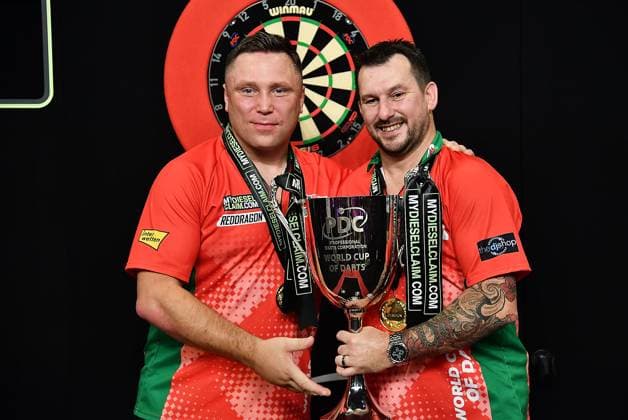 Bilder des Jahres 2023, Sport 06 Juni Sport Themen der Woche KW24 Sport Bilder des Tages 18.06.2023, xhbx, Dart World Cup of Darts, emspor, v.l. Gerwyn Price (Wales), Jonny Clayton (Wales) mit Pokal, Siegerehrung jubeln jubelt nach Spielende. (DFL DFB REGULATIONS PROHIBIT ANY USE OF PHOTOGRAPHS as IMAGE SEQUENCES and or QUASI-VIDEO) Frankfurt am Main *** 18 06 2023, xhbx, Dart World Cup of Darts, emspor, v l Gerwyn Price Wales , Jonny Clayton Wales with trophy, award ceremony cheering after end of match DFL DFB REGULATIONS PROHIBIT ANY USE OF PHOTOGRAPHS as IMAGE SEQUENCES and or QUASI VIDEO Frankfurt am Main