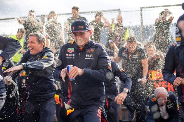 Max Verstappen (NED, Oracle Red Bull Racing, 01) und Team jubeln ueber den 100. Sieg von Red Bull, CAN, Formel 1 Weltmeisterschaft, Grand Prix von Kanada, Circuit de Gilles Villeneuve Montreal, Rennen, 18.06.2023 CAN, Formel 1 Weltmeisterschaft, Grand Prix von Kanada, Circuit de Gilles Villeneuve Montreal, Rennen, 18.06.2023 Montreal Copyright: xEibner Memmlerx EP_MMR