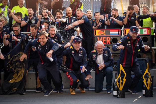Max Verstappen (NED, Oracle Red Bull Racing, 01) und Team jubeln ueber den 100. Sieg von Red Bull, CAN, Formel 1 Weltmeisterschaft, Grand Prix von Kanada, Circuit de Gilles Villeneuve Montreal, Rennen, 18.06.2023 CAN, Formel 1 Weltmeisterschaft, Grand Prix von Kanada, Circuit de Gilles Villeneuve Montreal, Rennen, 18.06.2023 Montreal Copyright: xEibner Memmlerx EP_MMR