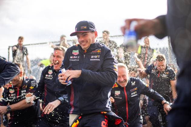 Max Verstappen (NED, Oracle Red Bull Racing, 01) und Team jubeln ueber den 100. Sieg von Red Bull, CAN, Formel 1 Weltmeisterschaft, Grand Prix von Kanada, Circuit de Gilles Villeneuve Montreal, Rennen, 18.06.2023 CAN, Formel 1 Weltmeisterschaft, Grand Prix von Kanada, Circuit de Gilles Villeneuve Montreal, Rennen, 18.06.2023 Montreal Copyright: xEibner Memmlerx EP_MMR