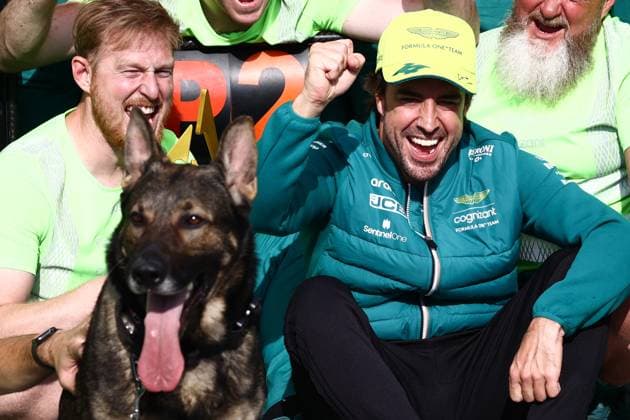Sport Themen der Woche KW24 Sport Bilder des Tages F1 Grand Prix Of Canada Fernando Alonso of Aston Martin Aramco poses for a photo with the team after the Formula 1 Grand Prix of Canada at Circuit Gilles Villeneuve in Montreal, Canada on June 18, 2023. Montreal Canada  Copyright: xJakubxPorzyckix originalFilename:porzycki-f1grandp230618_npwBw.jpg