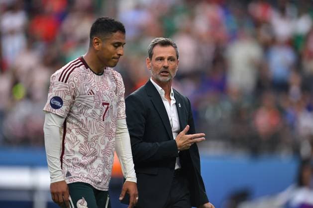 RECORD DATE NOT STATED CONCACAF NATIONS LEAGUE 2022-2023 Panama vs Mexico Third Place Luis Romo and Diego Cocca head coach of Mexico during the game Panama vs Mexico (Mexican national team, Nationalteam , corresponding to Third Place of Final Four of the CONCACAF Nations League 2022-2023, at Allegiant Stadium, on June 18, 2023. <br><br> Luis Romo y Diego Cocca Director Tecnico de Mexico durante el partido Panama vs Mexico (Seleccion Mexicana), correspondiente por el Tercer Lugar de la Final Four de la Liga de Naciones CONCACAF 2022-2023, en el Allegiant Stadium, el 18 de junio de 2023. LAS VEGAS NEVADA ESTADOS UNIDOS  Copyright: xAdrianxMaciasx 20230618193411_CNL_23_3RD_PAN_MEX_COCCA432