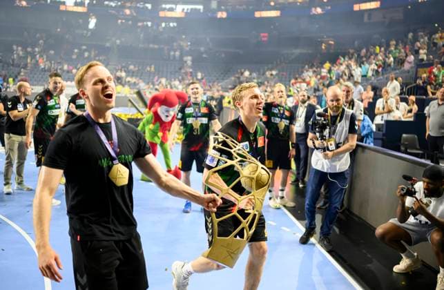 Jubel MD Mit dem Pokal, v.l. Omar Ingi MAGNUSSON (MD) , Gisli KRISTJANSSON (MD) mit dem Pokal, Handball Champions League Final Four, Finale, SC Magdeburg (MD) vs. Barlinek Industria Kielce 30:29 n.V., am 18.06.2023 in Koeln Deutschland. Â