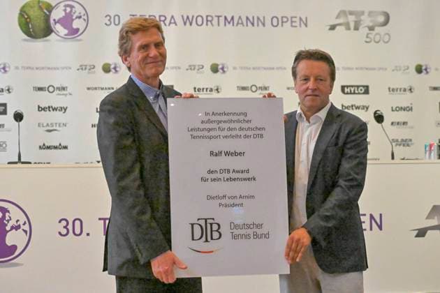 Sport Bilder des Tages Dietloff von Arnim (li.) überreicht Ralf Weber den DTB Award für sein Lebenswerk 19.06.2023 Tennis Terra Wortmann Open, ATP, Tennis Herren World Tour 500, , OWL ARENA, Halle (Westfalen), NRW Germany