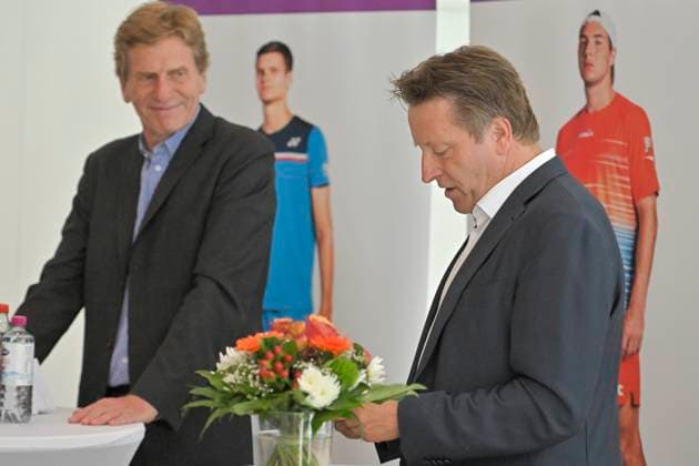 Dietloff von Arnim (li.) überreicht Ralf Weber den DTB Award für sein Lebenswerk 19.06.2023 Tennis Terra Wortmann Open, ATP, Tennis Herren World Tour 500, , OWL ARENA, Halle (Westfalen), NRW Germany
