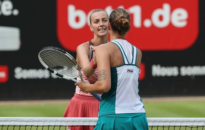 Petra Kvitova (CZE) gewinnt gegen Karolina Pliskova (CZE), Centre Court auf der Tennisanlage des LTTC Rot Weiss e.V. Steffi Graf Stadion Tennis bett1 open WTA, Tennis Damen 500 Turnier auf Rasen Damen Saison 2022 2023 19.06.2023