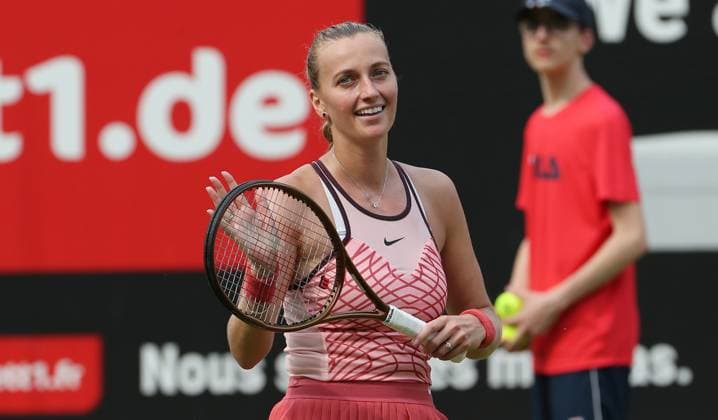 Petra Kvitova (CZE) gewinnt gegen Karolina Pliskova (CZE), Centre Court auf der Tennisanlage des LTTC Rot Weiss e.V. Steffi Graf Stadion Tennis bett1 open WTA, Tennis Damen 500 Turnier auf Rasen Damen Saison 2022 2023 19.06.2023