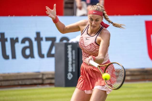 Berlin, 19.06.23, Tennis: Grass Court Championships Berlin im Steffi-Graf-Stadion. Damen, Einzel, Sechzehntelfinale, Pliskova (Tschechien) - Kvitova (Tschechien). Petra Kvitova (Tschechien) retourniert einen Ball. bett1open 2023 - Grass Court Championships Berlin