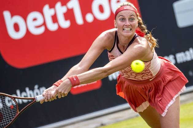Berlin, 19.06.23, Tennis: Grass Court Championships Berlin im Steffi-Graf-Stadion. Damen, Einzel, Sechzehntelfinale, Pliskova (Tschechien) - Kvitova (Tschechien). Petra Kvitova (Tschechien) retourniert einen Ball. bett1open 2023 - Grass Court Championships Berlin