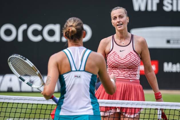Karolina PLISKOVA CZE und Petra KVITOVA CZE - Shake-Hands am Netz, bett1open presented by ecotrans Group, Berlin, LTTC Rot-Weiß Berlin, 19.06.2023, Copyright: xClaudioxGärtnerx