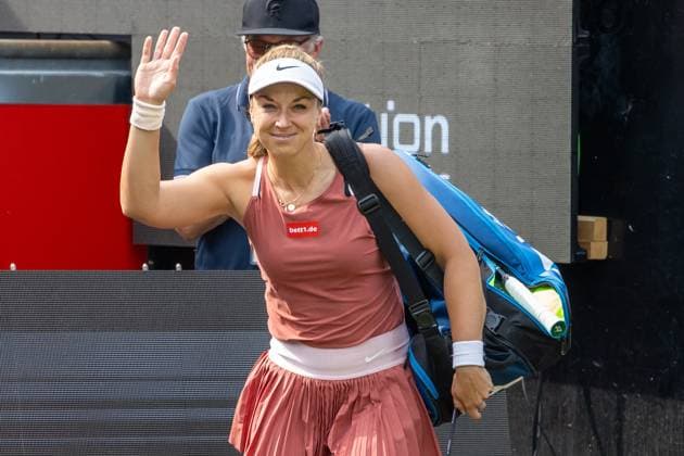 Berlin, 19.06.23, Tennis: Grass Court Championships Berlin im Steffi-Graf-Stadion. Damen, Einzel, Sechzehntelfinale, Garcia (Frankreich) - Lisicki (Deutschland). Sabine Lisicki (Deutschland) betritt winkend den Platz. bett1open 2023 - Grass Court Championships Berlin