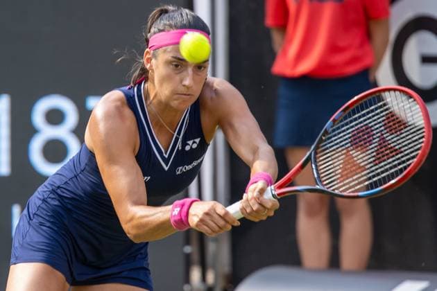 Berlin, 19.06.23, Tennis: Grass Court Championships Berlin im Steffi-Graf-Stadion. Damen, Einzel, Sechzehntelfinale, Garcia (Frankreich) - Lisicki (Deutschland). Carolina Garcia (Frankreich) retourniert einen Ball. bett1open 2023 - Grass Court Championships Berlin