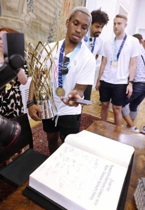 Teamverabschiedung zum Saisonende - Empfang im Alten Rathaus bei OB Katja Dörner, Eintrag ins Goldene Buch Hier TJ Shorts II Telekom Baskets Bonn
