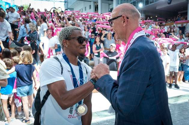 Teamverabschiedung zum Saisonende - Empfang bei Sponsor Deutsche Telekom im Headqusarter Bonn mit CEO Tim Höttges Hier TJ Shorts II Telekom Baskets Bonn