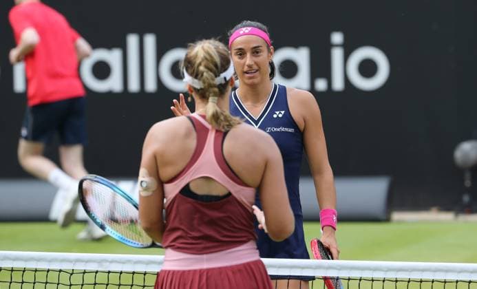 Sabine Lisicki (GER) verliert gegen Caroline Garcia (FRA), Centre Court auf der Tennisanlage des LTTC Rot Weiss e.V. Steffi Graf Stadion Tennis bett1 open WTA, Tennis Damen 500 Turnier auf Rasen Damen Saison 2022 2023 19.06.2023