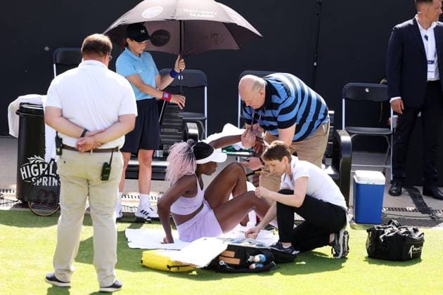 Sport Bilder des Tages Mandatory Credit: Photo by Ryan Browne Shutterstock (13975088ba) Venus Williams of the USA receives treatment during her match with Camila Giorgi of Italy. Rothesay Classic, Day One, Tennis, Edgbaston Priory Club, Birmingham, UK - 19 Jun 2023 Rothesay Classic, Day One, Tennis, Edgbaston Priory Club, Birmingham, UK - 19 Jun 2023  Copyright: xRyanxBrowne Shutterstockx 13975088ba