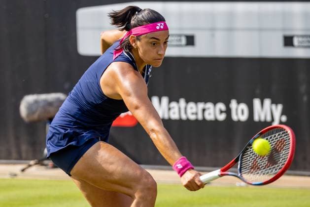 Berlin, 19.06.23, Tennis: Grass Court Championships Berlin im Steffi-Graf-Stadion. Damen, Einzel, Sechzehntelfinale, Garcia (Frankreich) - Lisicki (Deutschland). Carolina Garcia (Frankreich) retourniert einen Ball. bett1open 2023 - Grass Court Championships Berlin