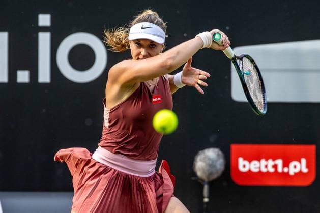 Berlin, 19.06.23, Tennis: Grass Court Championships Berlin im Steffi-Graf-Stadion. Damen, Einzel, Sechzehntelfinale, Garcia (Frankreich) - Lisicki (Deutschland). Sabine Lisicki (Deutschland) retourniert einen Ball. bett1open 2023 - Grass Court Championships Berlin