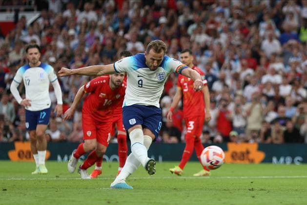 England v North Macedonia: Group C - UEFA EURO, EM, Europameisterschaft,Fussball 2024 Qualifying Round Harry Kane of England takes penalty and scores the 7th goal during the UEFA EURO 2024 Qualifying Round Group C match between England and North Macedonia at Old Trafford on June 19, 2023 in Manchester, England. Manchester Old Trafford Manchester England Copyright: xNigelxFrench Sportsphoto APLx 13950596