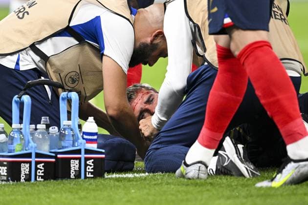 Blessure de GRIEZMANN Antoine (FRA) a la tete FOOTBALL : France vs Grece - Qualifications Euro2024 - 19 06 2023 JBAutissier Panoramic  