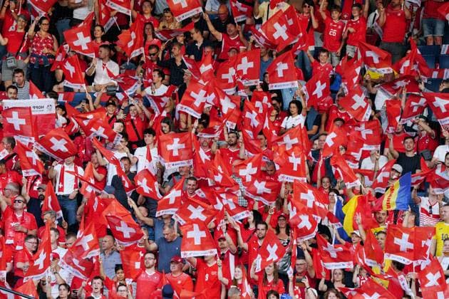 Foto Manuel Geisser 19.06.2023 Luzern Schweiz. Fussball EM-Qualifikation Schweiz-Rumaenien Bild : Schweizer Fans mit Fahnen Flaggen