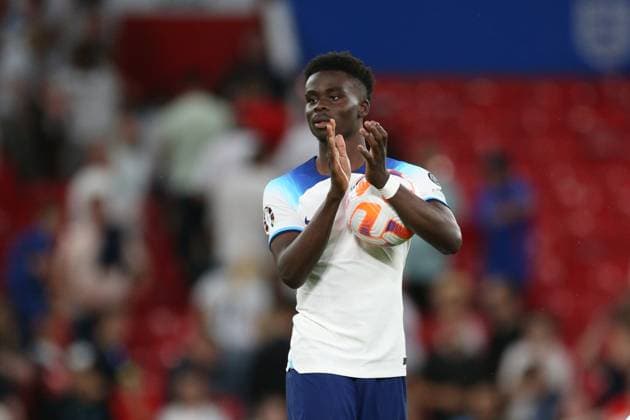 England v North Macedonia: Group C - UEFA EURO, EM, Europameisterschaft,Fussball 2024 Qualifying Round Bukayo Saka of England with the match ball applauding the fans after the UEFA EURO 2024 Qualifying Round Group C match between England and North Macedonia at Old Trafford on June 19, 2023 in Manchester, England. Manchester Old Trafford Manchester England Copyright: xNigelxFrench Sportsphoto APLx 13950599