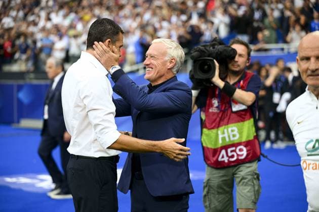 accolade entre Didier Deschamps entraineur Selectionneur France Gustavo Poyet - entraineur FOOTBALL : France vs Grece - Qualifications Euro2024 - 19 06 2023 JBAutissier Panoramic  