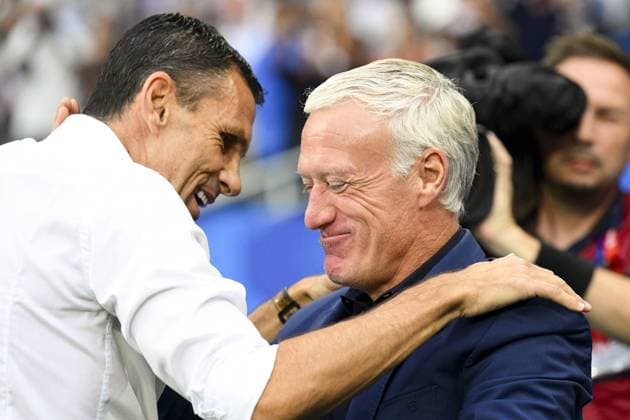 accolade entre Didier Deschamps entraineur Selectionneur France Gustavo Poyet - entraineur FOOTBALL : France vs Grece - Qualifications Euro2024 - 19 06 2023 JBAutissier Panoramic  