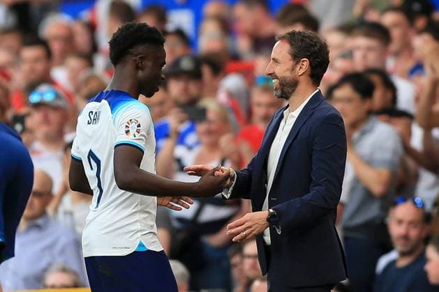 Mandatory Credit: Photo by JASONPIX Shutterstock (13975662bi) England Manager Gareth Southgate congratulates Bukayo Saka of England after he is substituted England v North Macedonia - European Championship, EM, Europameisterschaft QUALIFYING - GROUP C. Football, Old Trafford, Manachester. UK. 19 JUN 2023 Editorial use only England v North Macedonia - EUROPEAN CHAMPIONSHIP QUALIFYING - GROUP C. Football, Old Trafford, Manachester. UK. 19 JUN 2023 Editorial use only  Copyright: xJASONPIX Shutterstockx 13975662bi