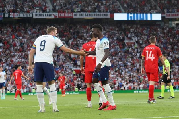England v North Macedonia 19 June 2023 Manchester, UEFA EURO, EM, Europameisterschaft,Fussball Qualifying, EM, Europameisterschaft match England v North Macedonia - Harry Kane congratulates England goal scorer Bukayo Saka - (Photo by Mark Leech). Manchester UK Copyright: xMarkxLeechxOffside