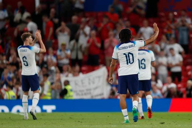 England v North Macedonia UEFA EURO, EM, Europameisterschaft,Fussball 2024 Qualifiers The England players celebrate victory at the end of the UEFA Euro 2024 Qualifiers Group C match at Old Trafford, Manchester Copyright: xPaulxChestertonx FIL-18631-0157 UK Newspapers OUT