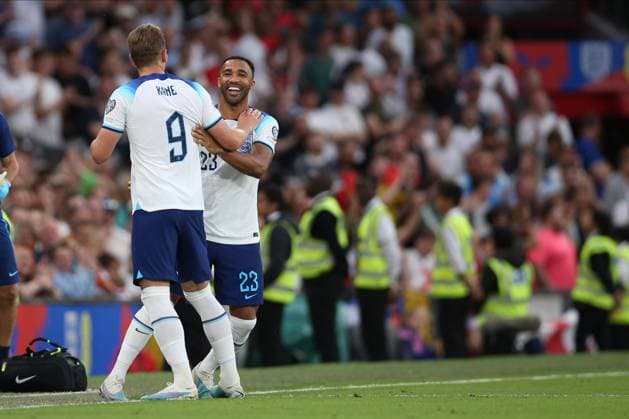 England v North Macedonia: Group C - UEFA EURO, EM, Europameisterschaft,Fussball 2024 Qualifying Round Harry Kane of England and Callum Wilson of England share a joke during the UEFA EURO 2024 Qualifying Round Group C match between England and North Macedonia at Old Trafford on June 19, 2023 in Manchester, England. Manchester Old Trafford Manchester England Copyright: xNigelxFrench Sportsphoto APLx 13950622