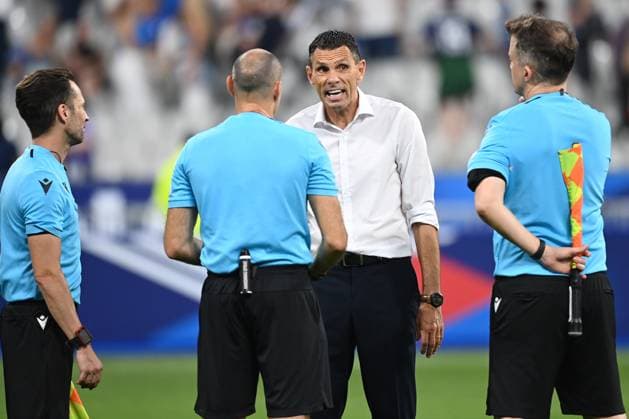 France v Greece: Group B - UEFA EURO, EM, Europameisterschaft,Fussball 2024 Qualifying Round Gustavo Poyet, Head Coach of Greece talks to Antonio Mateu, referee and Pau Cebrian Devis, assistant referee and Roberto del Palomar, assistant referee after the UEFA EURO 2024 Qualifying Round Group B match between France and Greece at Stade de France on June 19, 2023 in Paris, France. Paris Stade de France France France Copyright: xRichardxSellers Sportsphoto APLx 13950638