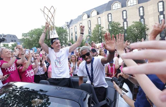 Teamverabschiedung zum Saisonende auf dem Münsterplatz Hier Im Auto - Karsten Tadda, TJ Shorts II Telekom Baskets Bonn