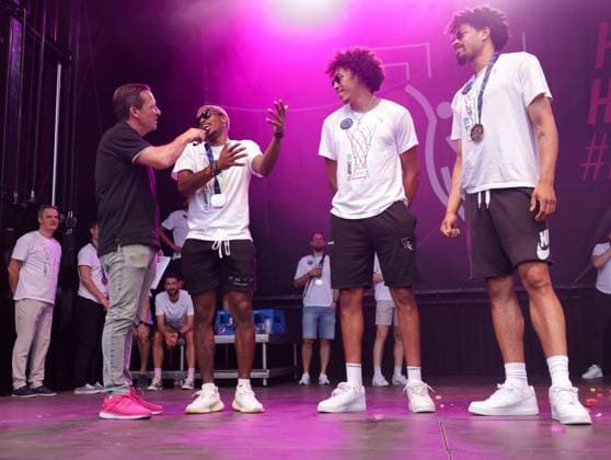 Teamverabschiedung zum Saisonende auf dem Münsterplatz Hier TJ Shorts II , Tyson Ward, Collin Malcolm Telekom Baskets Bonn